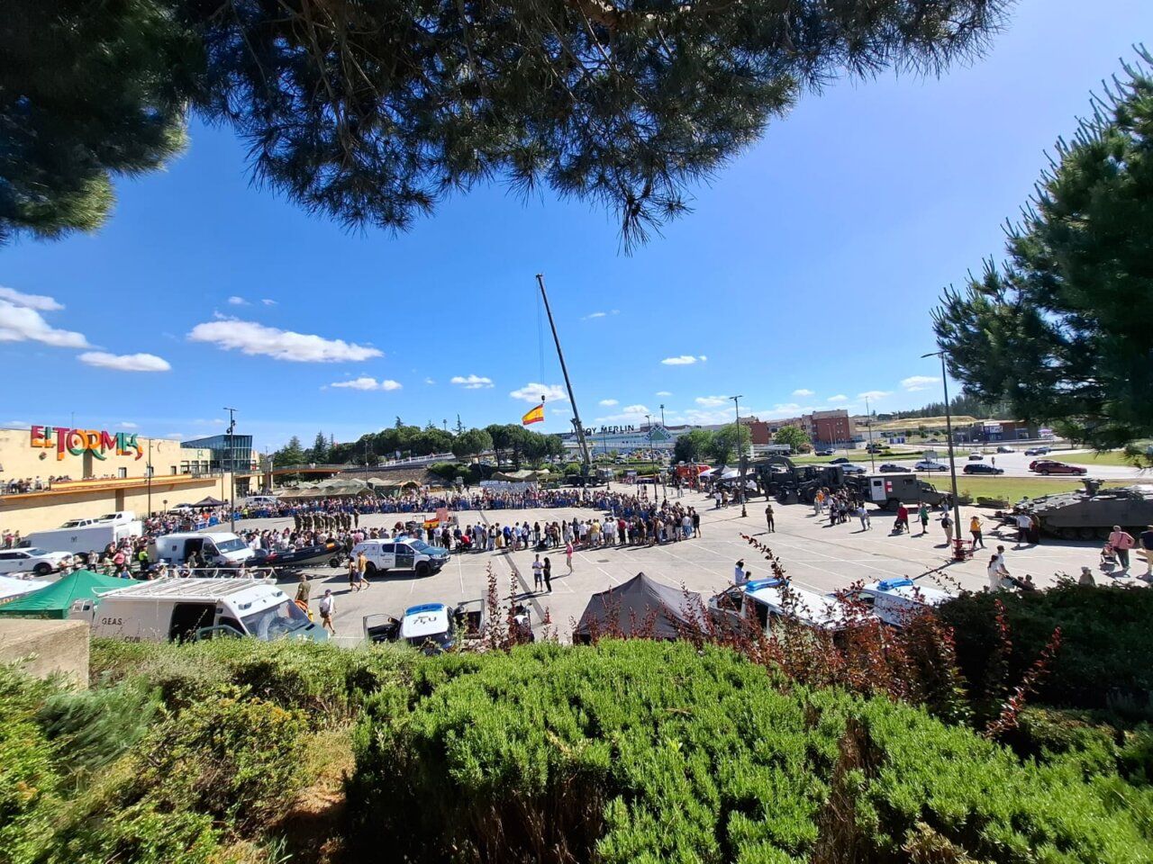 Exhibición de las Fuerzas Armadas en el centro comercial El Tormes.