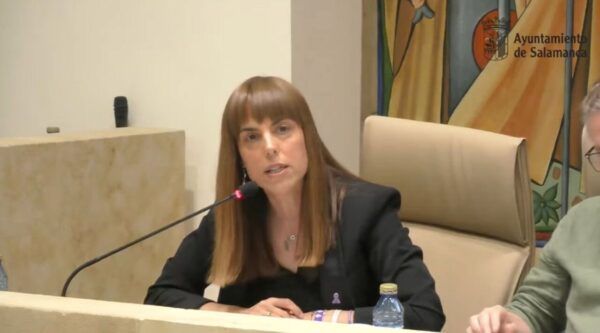 Miembro del Grupo Municipal Socialista en el Ayuntamiento de Salamanca durante una sesión plenaria.