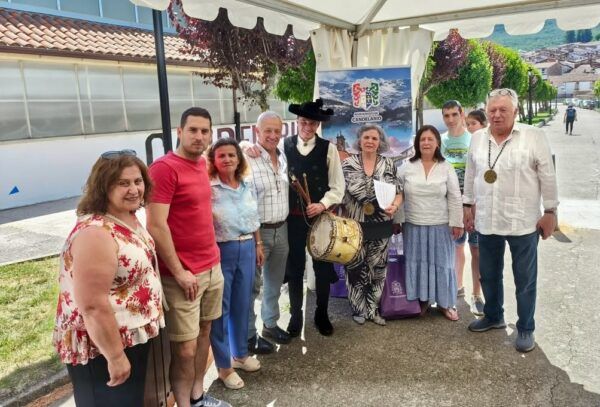 Grupo de personas en la II Feria Agroalimentaria de Candelario