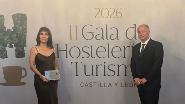 Dos personas en la II Gala de Hostelería y Turismo de Castilla y León