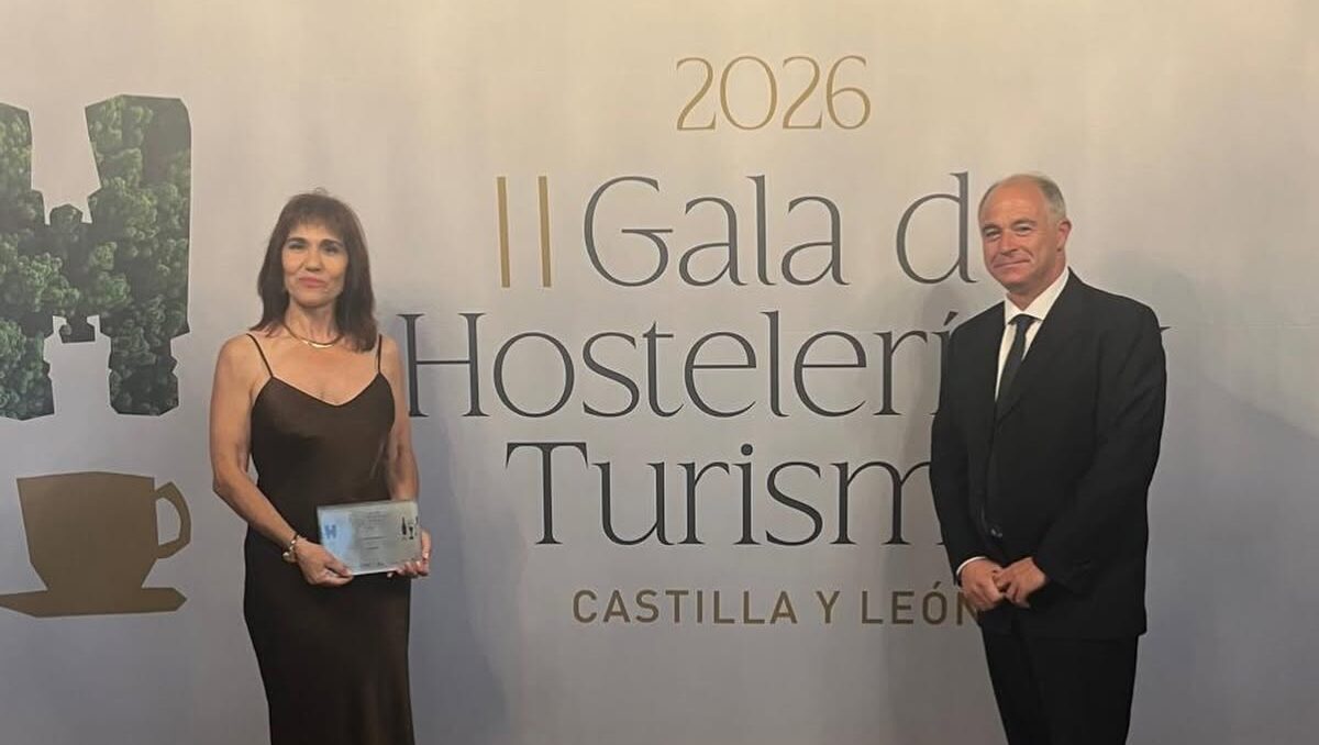 Dos personas en la II Gala de Hostelería y Turismo de Castilla y León
