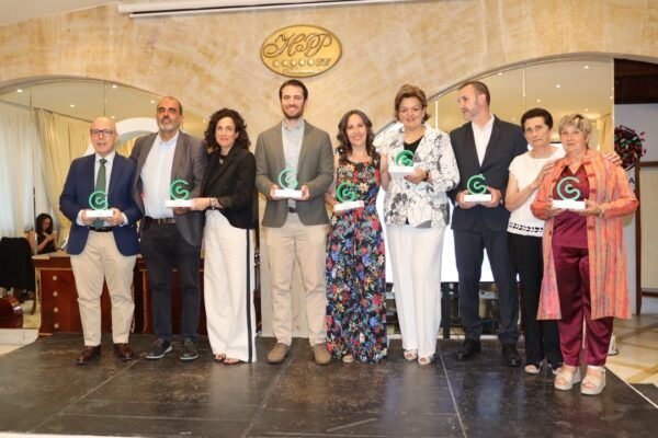 Grupo de personas sosteniendo premios en la III Noche Solidaria de la AECC en Salamanca