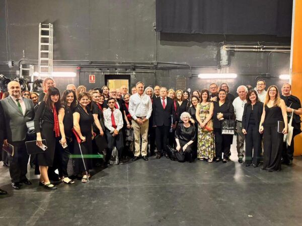 Miembros de la Joven Orquesta Ciudad de Salamanca posando tras un concierto