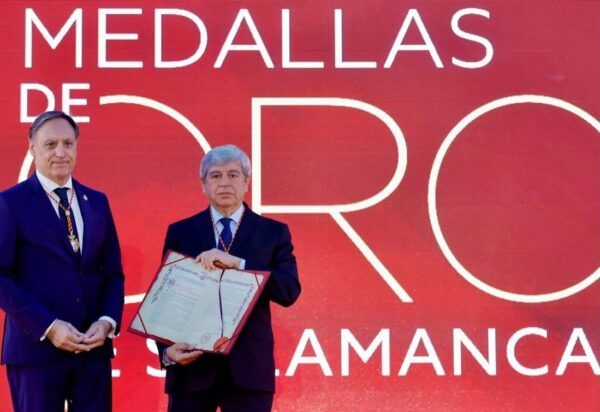 Juan Jesús Cruz recibiendo la Medalla de Oro en Salamanca
