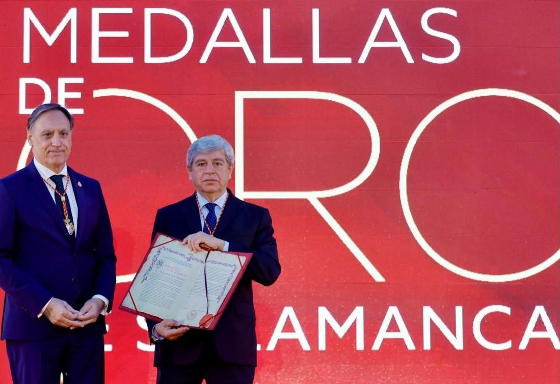 Juan Jesús Cruz recibiendo la Medalla de Oro en Salamanca