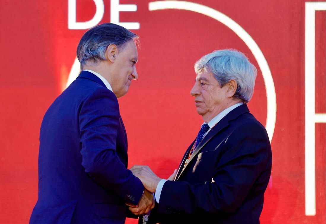 Juan Jesús Cruz recibiendo la Medalla de Oro en Salamanca