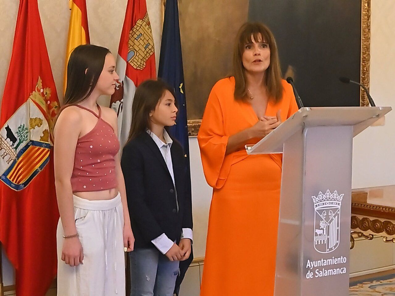 Julia Rufes y Sasha Alvarez recibiendo un homenaje en Salamanca