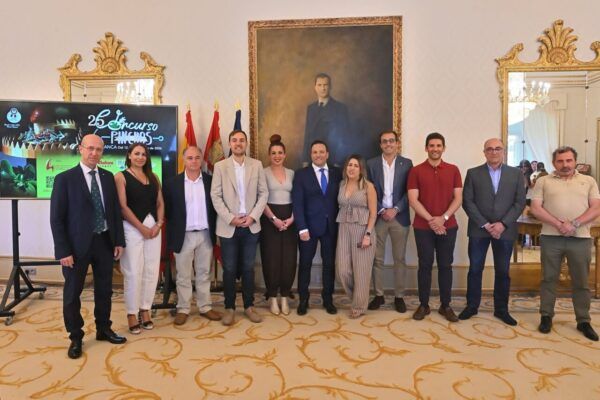 Presentación del Concurso de Pinchos en Salamanca con participantes y autoridades