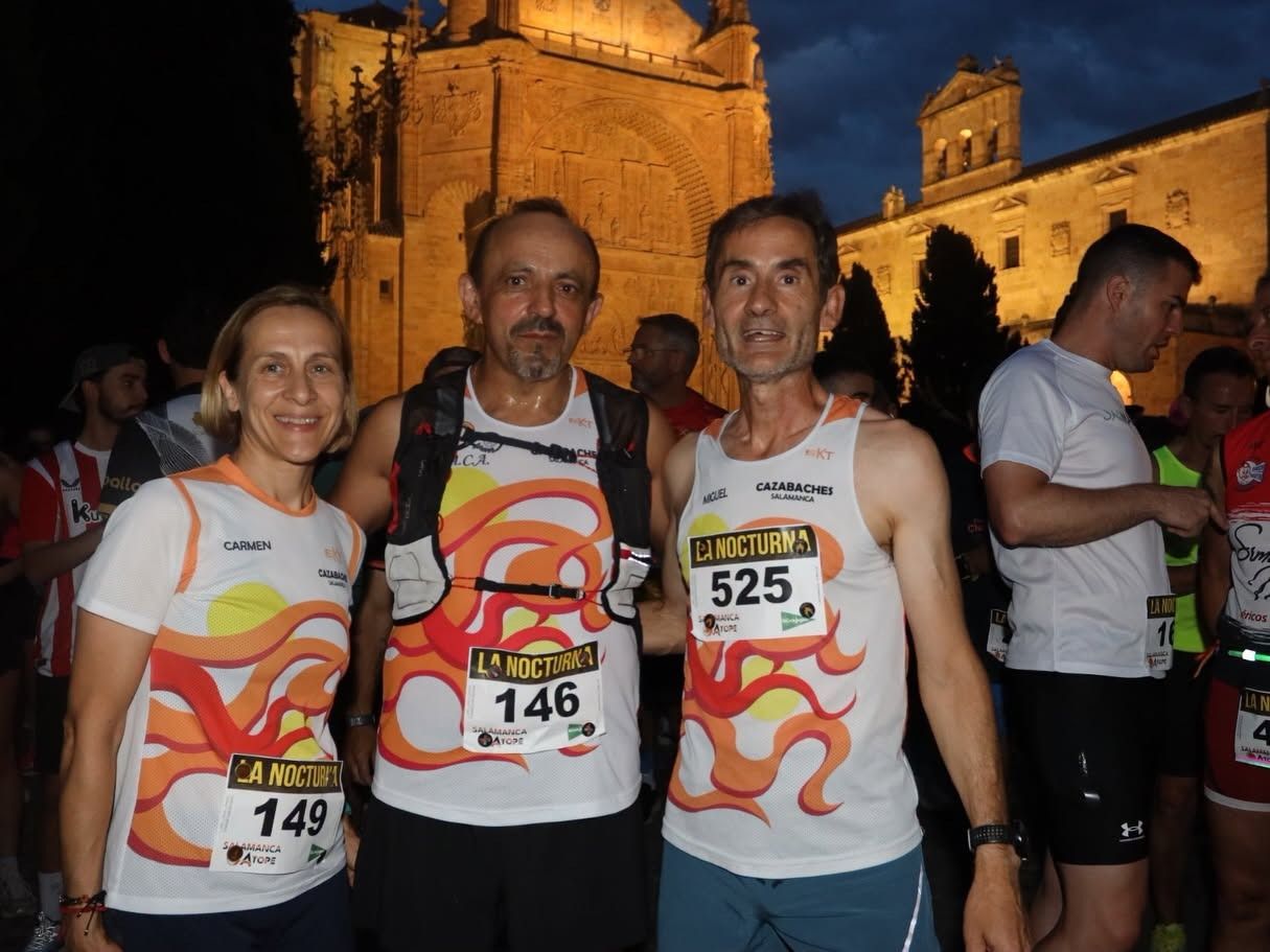 Tres corredores posando antes de la carrera en Salamanca