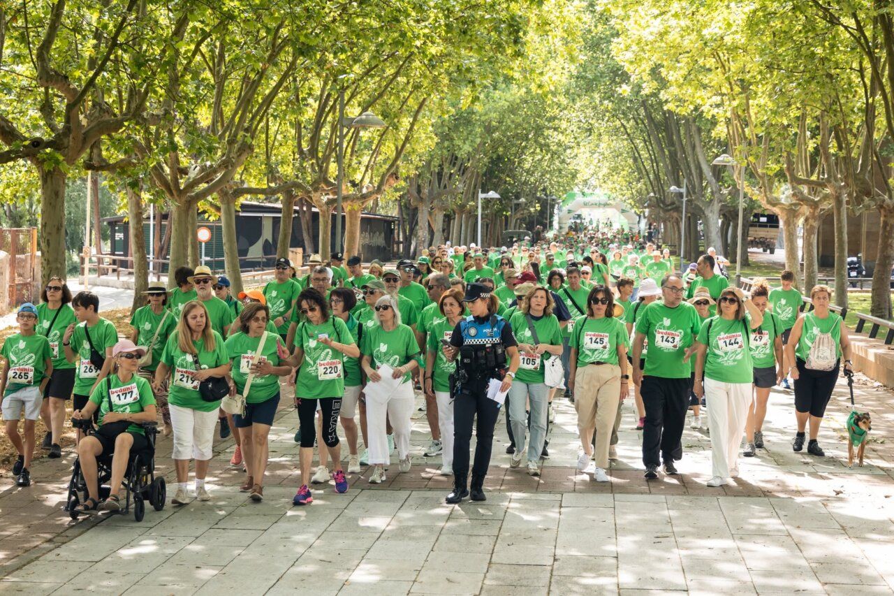 Participantes de la marcha solidaria por el Parkinson en Salamanca con camisetas verdes