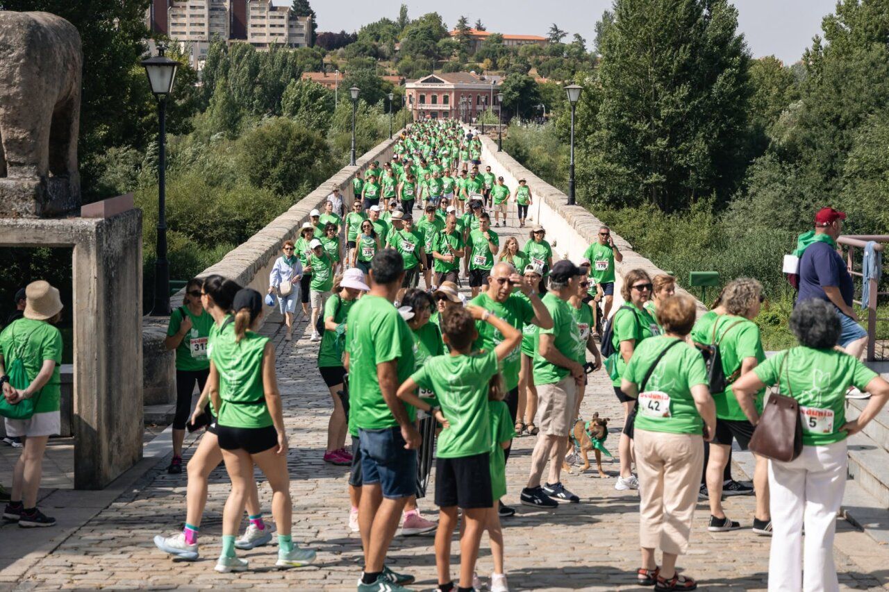 Cientos de personas participan en la marcha solidaria por el Parkinson en Salamanca