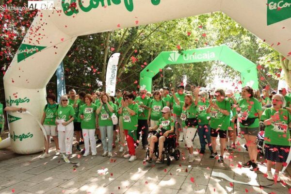 Participantes de la marcha solidaria por el Parkinson en Salamanca con camisetas verdes