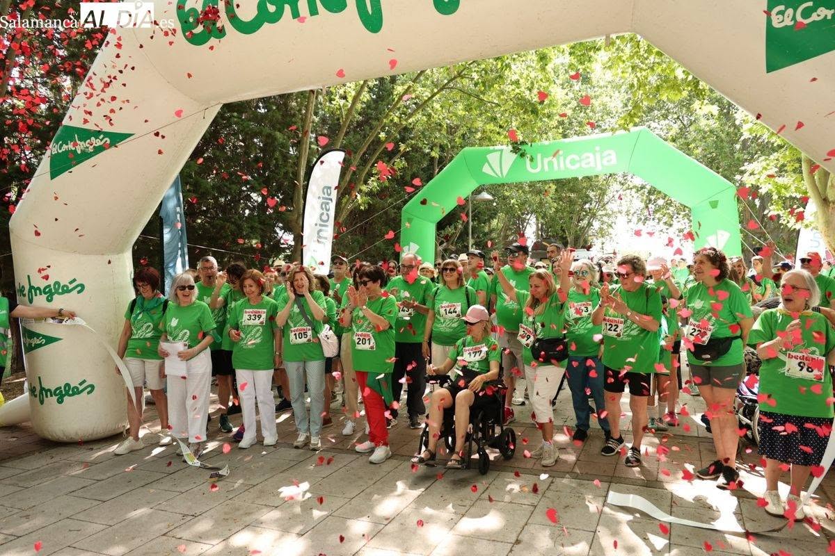 Participantes de la marcha solidaria por el Parkinson en Salamanca con camisetas verdes