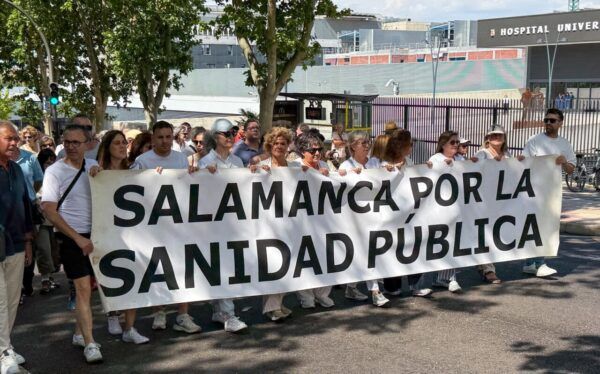 Manifestantes sosteniendo una pancarta en defensa de la sanidad pública en Salamanca