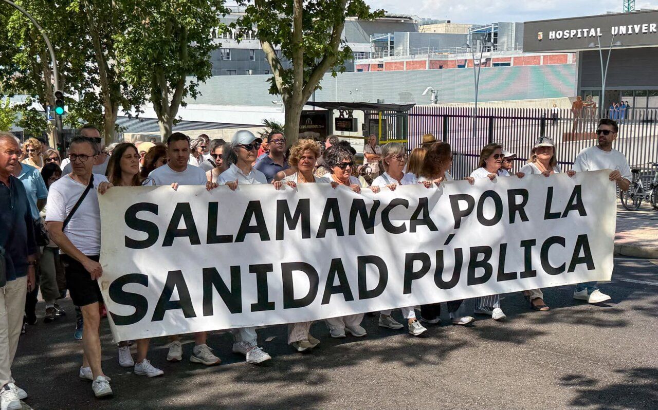 Manifestantes sosteniendo una pancarta en defensa de la sanidad pública en Salamanca