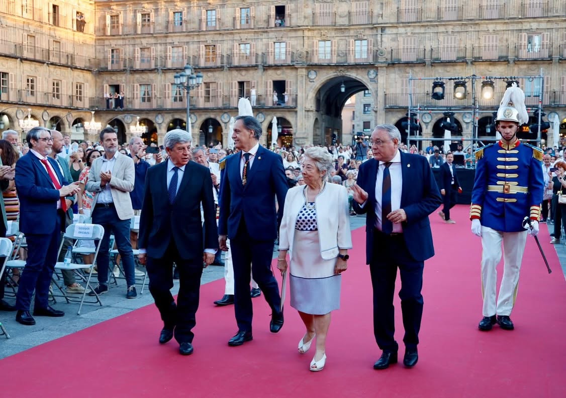 Entrega de las Medallas de Oro en la Plaza Mayor de Salamanca