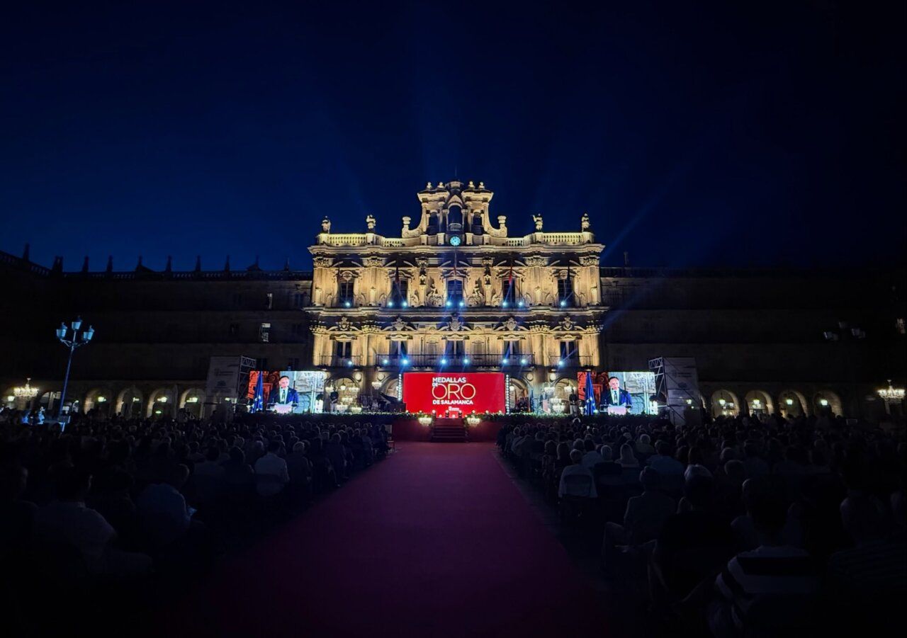 Ceremonia de entrega de las Medallas de Oro en la Plaza Mayor de Salamanca