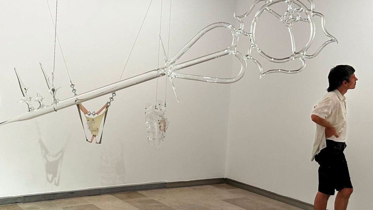 Escultura de cristal en la exposición Nací con el destino de una rosa en Salamanca