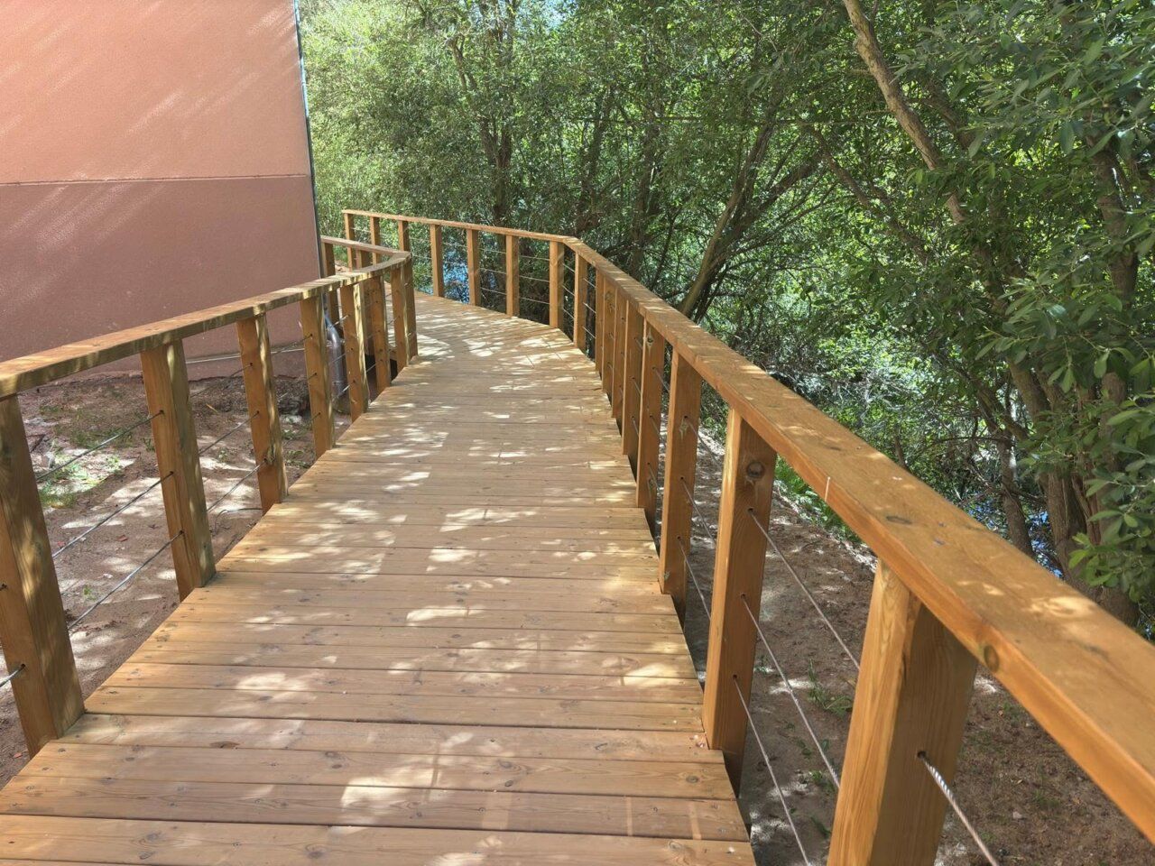 Camino de madera en la Puerta del Río en Alba de Tormes