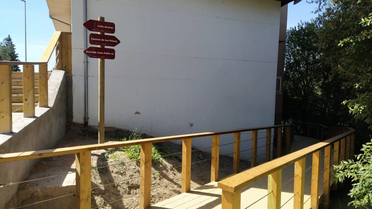 Acceso mejorado en la Puerta del Río con señalización direccional.