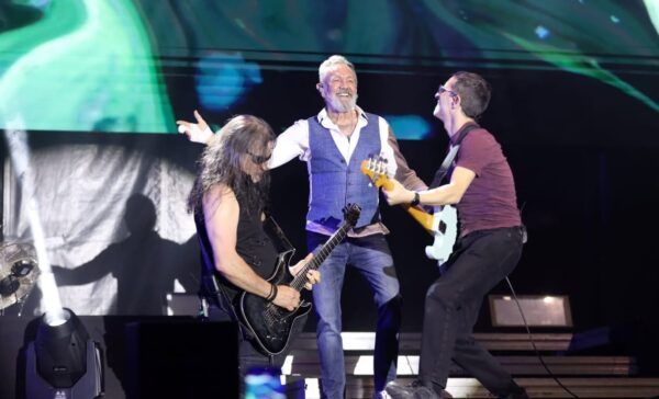 Rafa Sánchez en concierto con músicos en el escenario