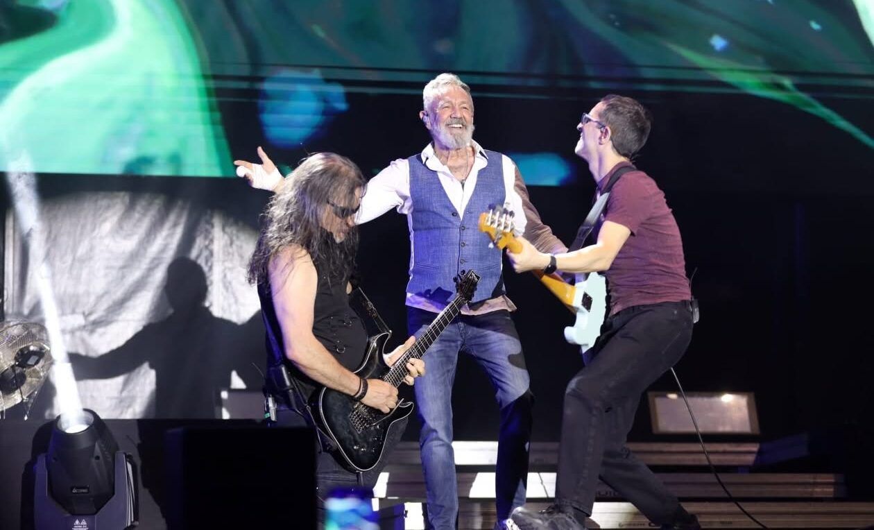 Rafa Sánchez en concierto con músicos en el escenario