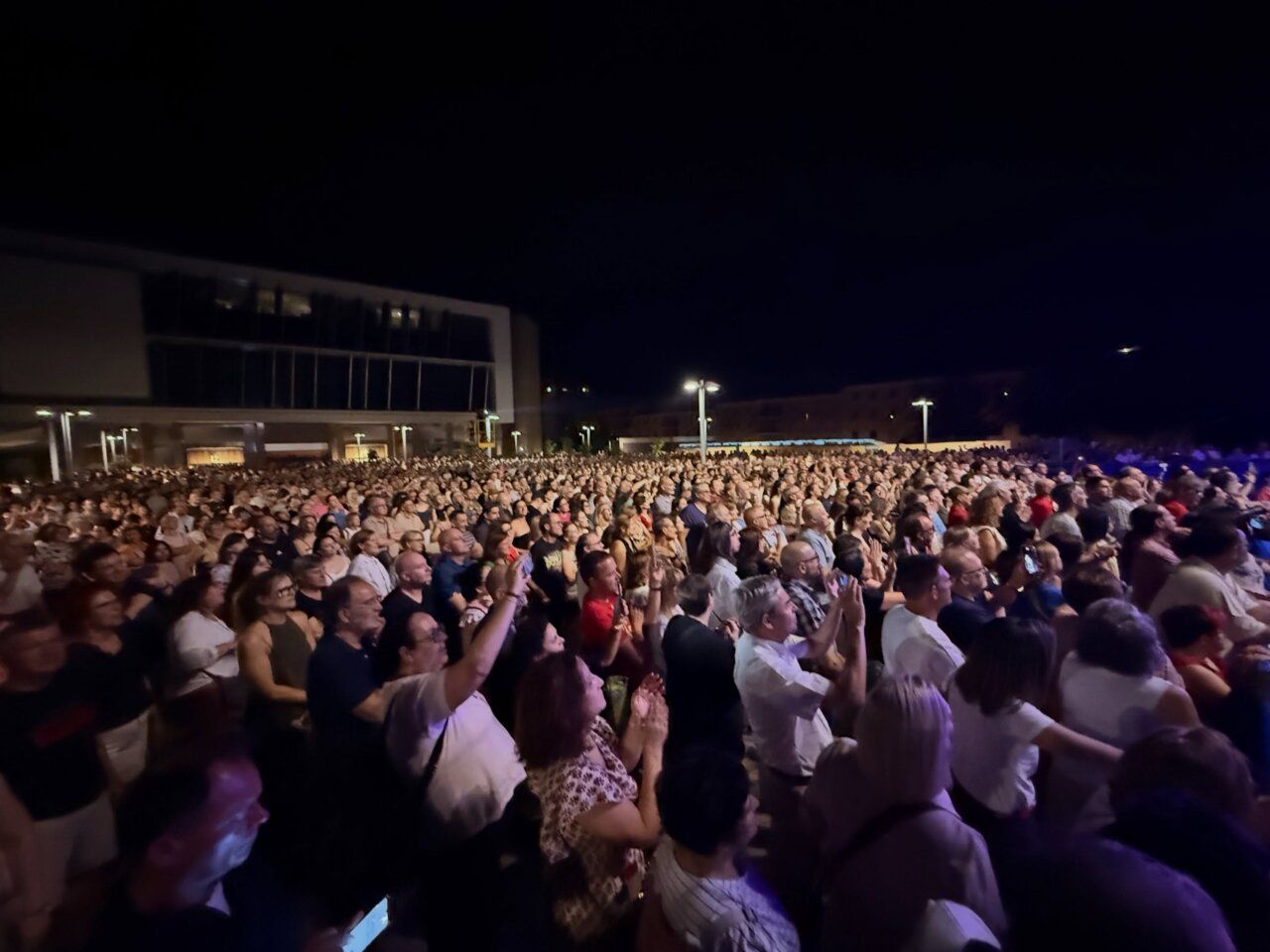 Multitud disfrutando del concierto de Rafa Sánchez en Salamanca