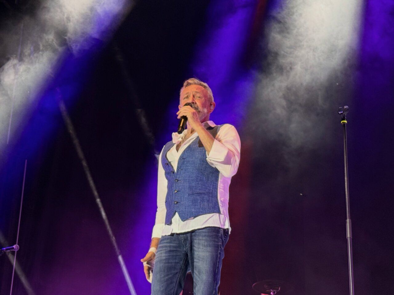 Rafa Sánchez cantando en un concierto en Salamanca