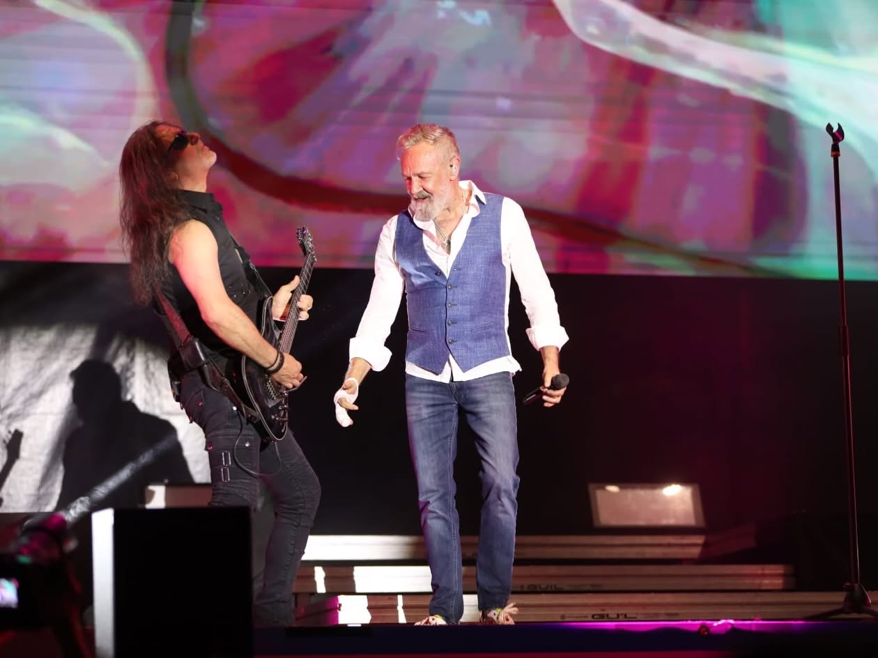 Rafa Sánchez actuando en un concierto en Salamanca con guitarrista