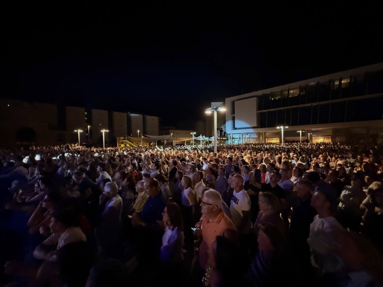 Multitud disfrutando del concierto de Rafa Sánchez en Salamanca.