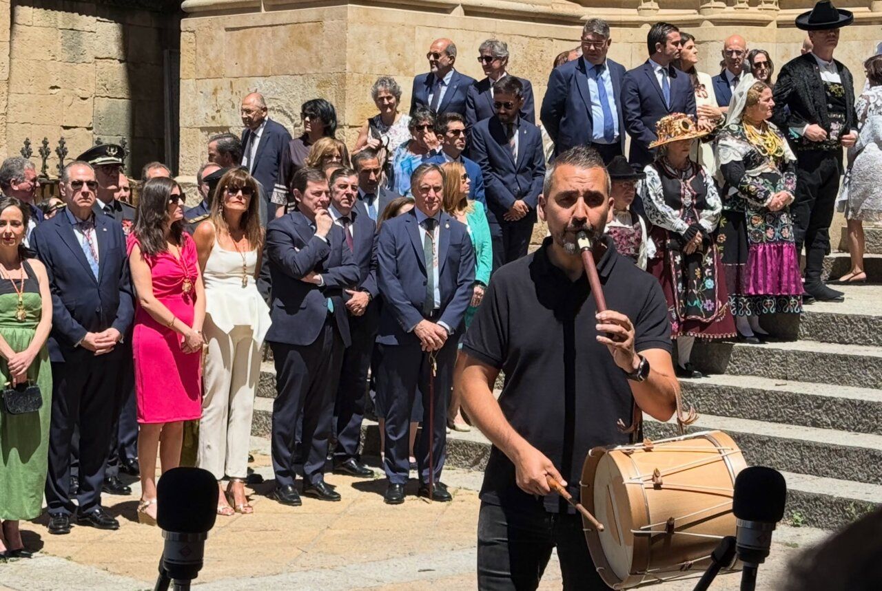 Músico tocando un instrumento durante la celebración de San Juan de Sahagún en Salamanca