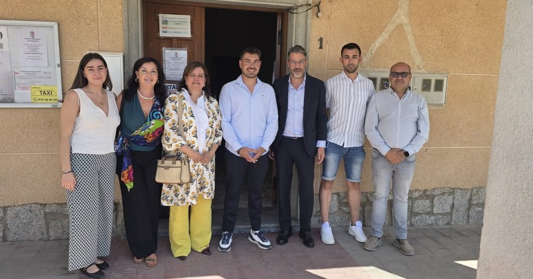 Grupo de personas en la entrada de un edificio en Topas