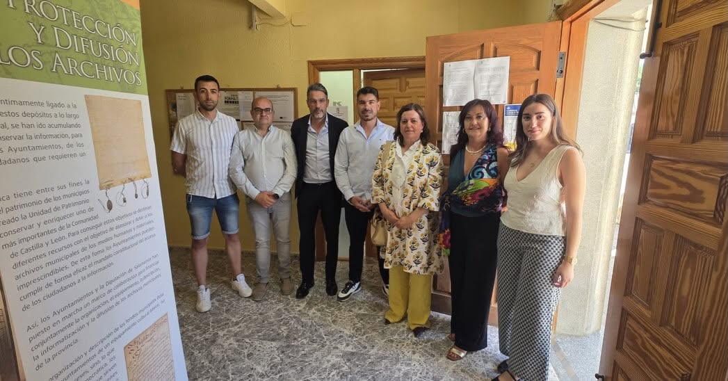 Grupo de personas en evento sobre archivos y memoria colectiva en Topas