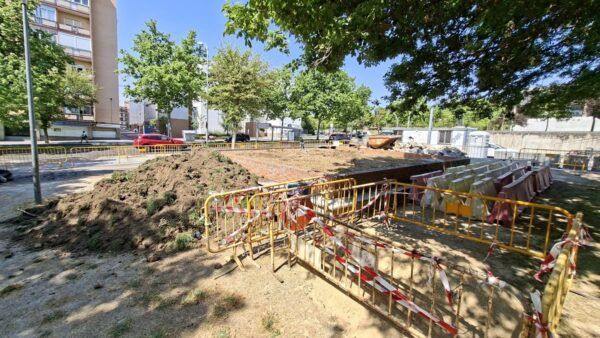 Obras de transformación en la zona infantil junto a la Biblioteca Torrente Ballester
