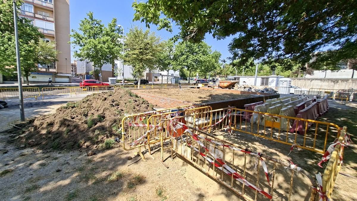 Obras de transformación en la zona infantil junto a la Biblioteca Torrente Ballester
