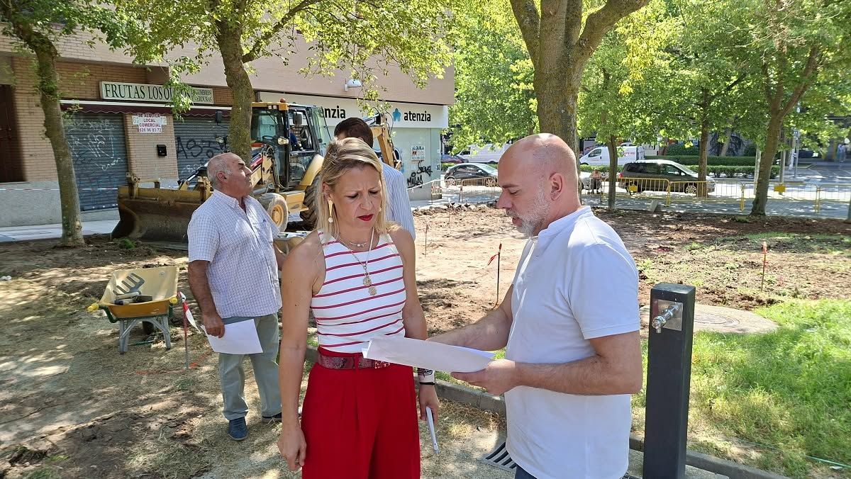 Reunión sobre la transformación de un espacio junto a la Biblioteca Torrente Ballester en Salamanca.