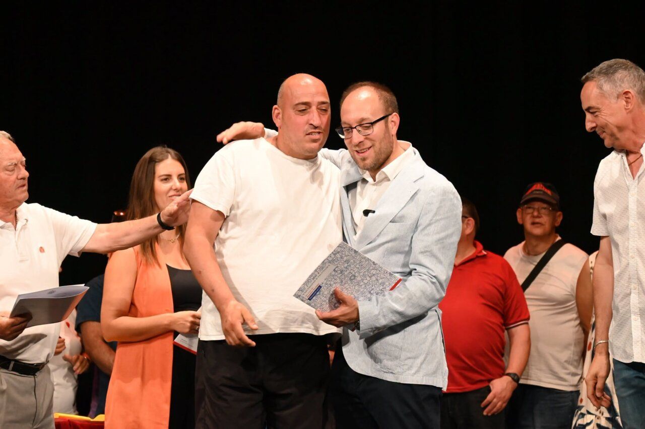 Participantes del programa UniverUSAL recibiendo diplomas en Ciudad Rodrigo.
