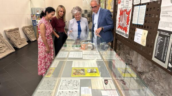 Visita a la exposición sobre el origen femenino de la Campaña contra el Hambre en la universidad