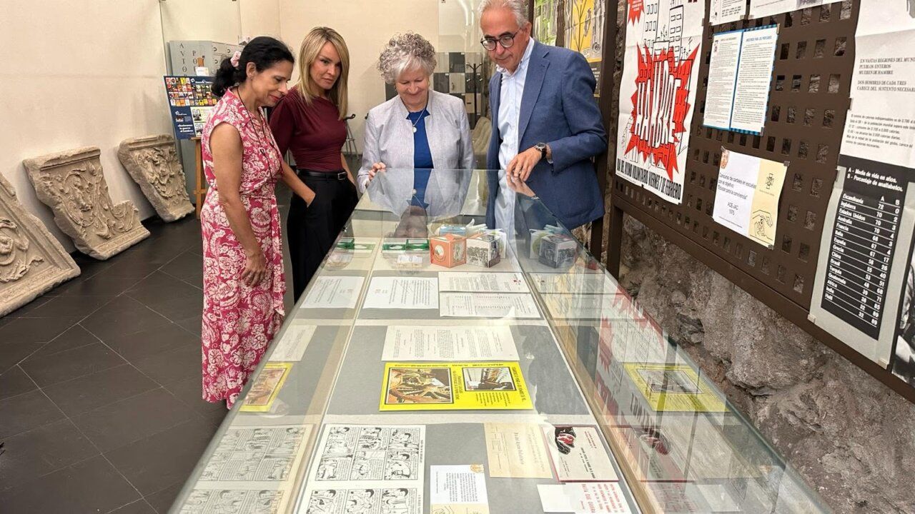 Visita a la exposición sobre el origen femenino de la Campaña contra el Hambre en la universidad