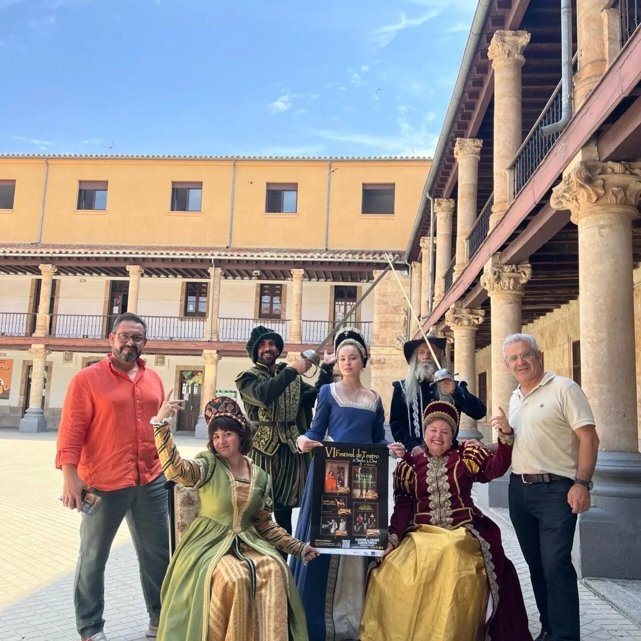 Grupo de personas vestidas con trajes de época en Salamanca