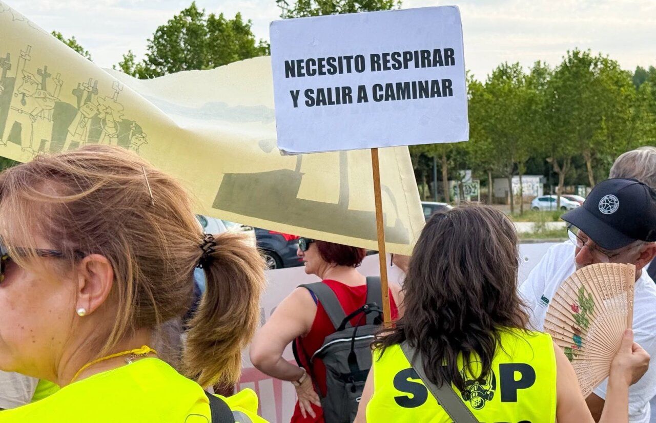 Vecinos de Villamayor protestan por la contaminación y malos olores