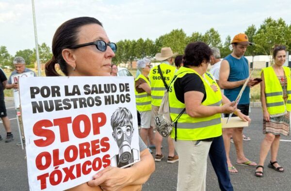 Vecinos de Villamayor protestan contra la contaminación y los malos olores