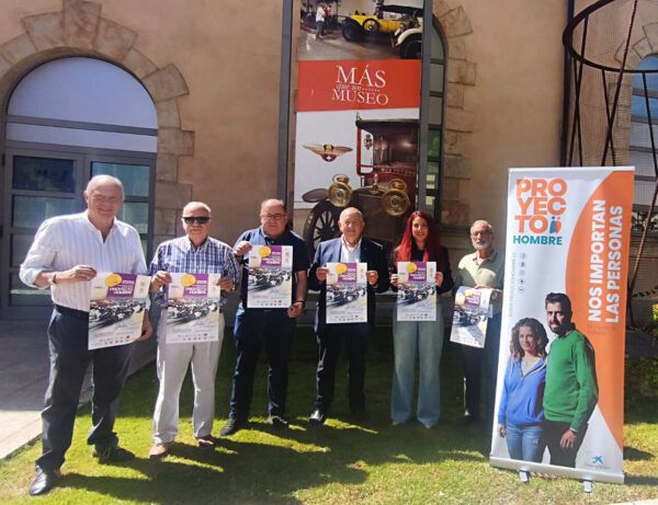 Presentación de la X Operación Litro en Salamanca con participantes sosteniendo carteles.