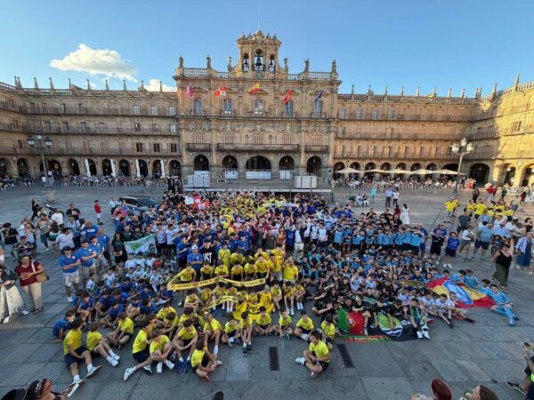 Grupo de jugadores en la Plaza Mayor durante el torneo de fútbol sala