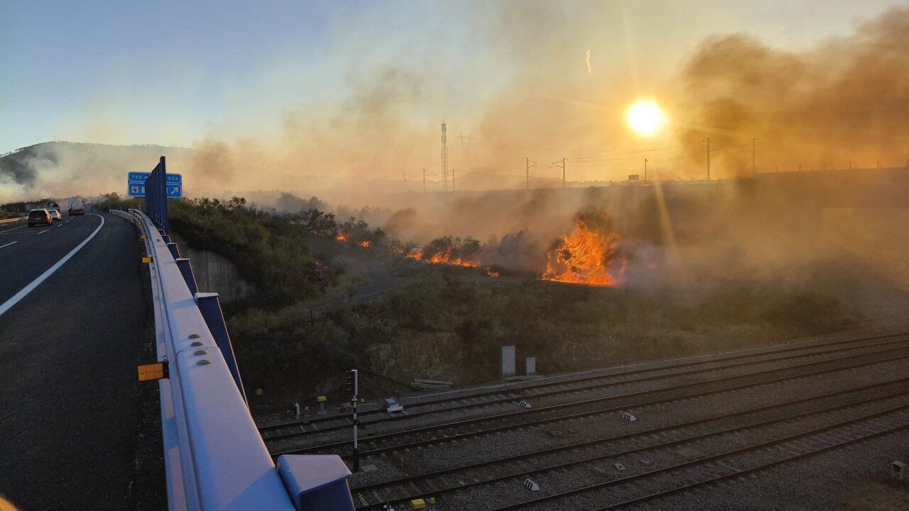 Incendios forestales en la autovía A-66 cerca de Salamanca al atardecer