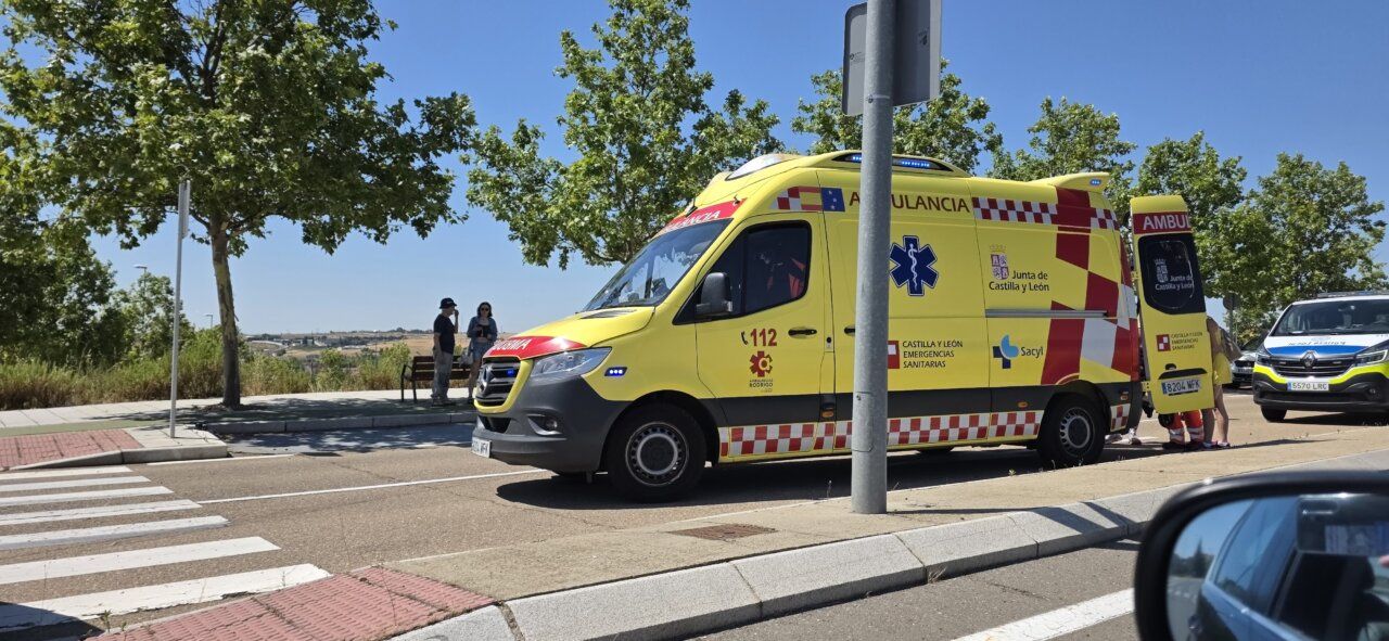 Ambulancia del Sacyl en la avenida Fernando Pessoa tras un accidente de tráfico