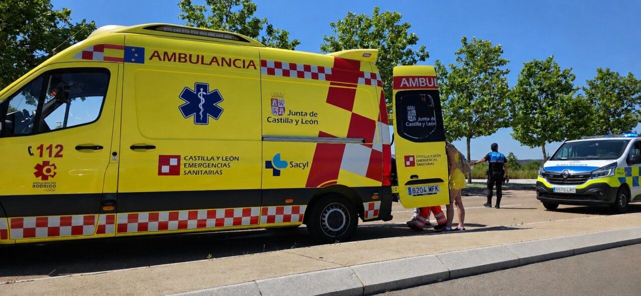 Ambulancia y policía en el lugar de un accidente de tráfico en Salamanca