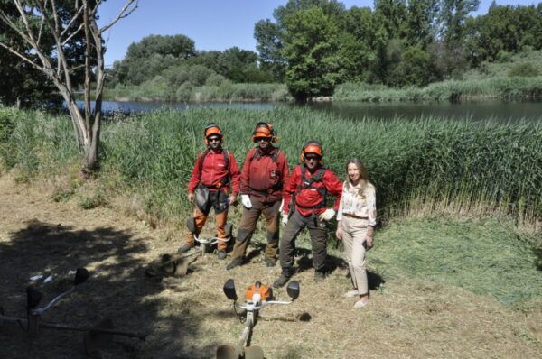 Trabajadores realizando labores de acondicionamiento en la ribera del río Tormes.
