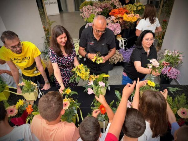 Niños participando en una actividad de arte floral en Salamanca