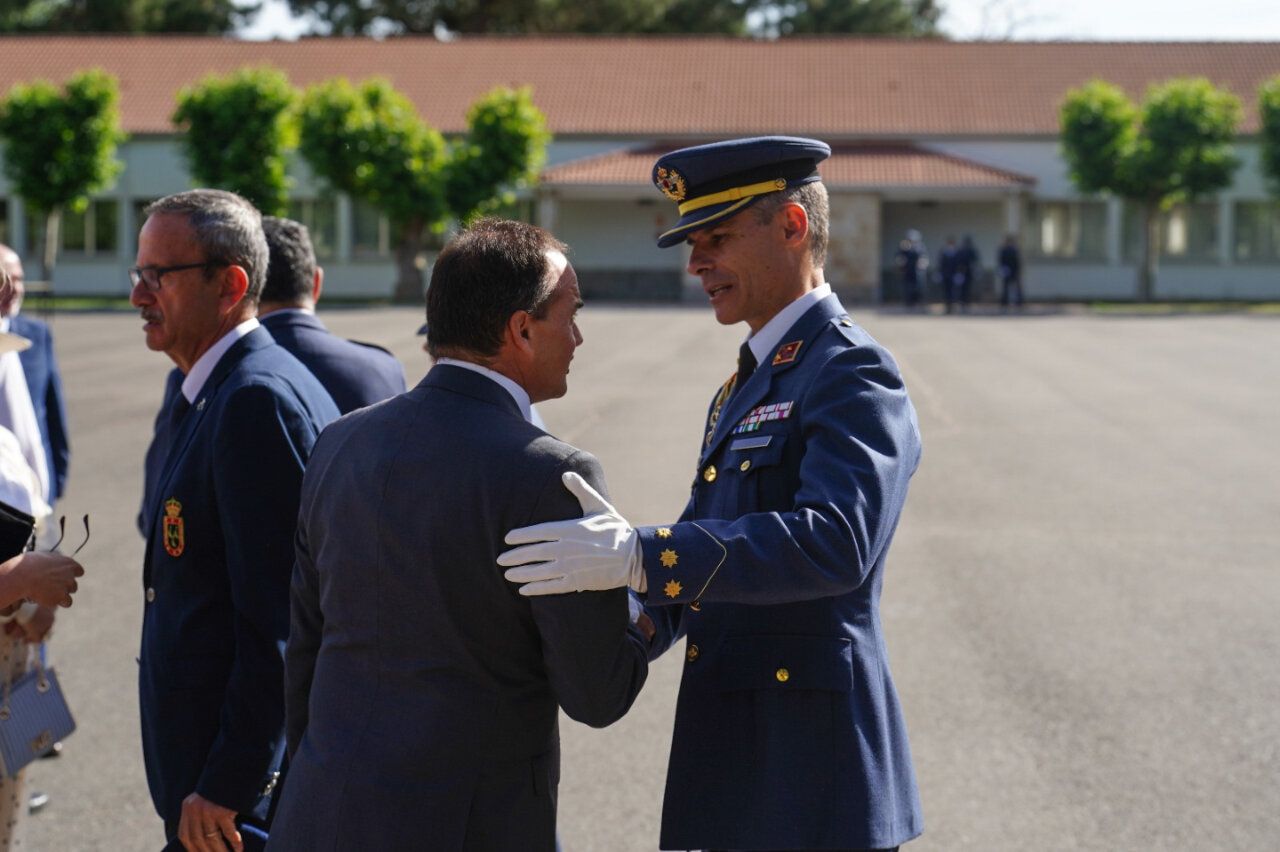Ángel Molina saludando a un oficial en la Base Aérea de Matacán